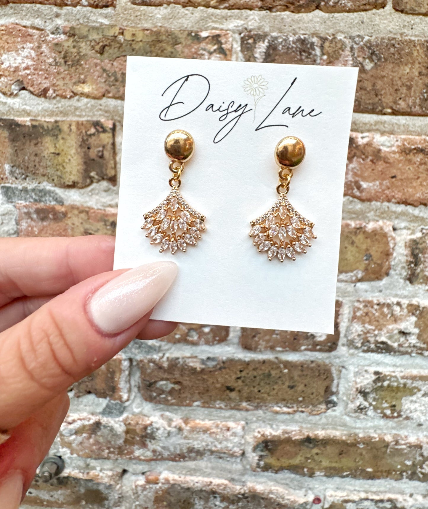 Lara Dangles